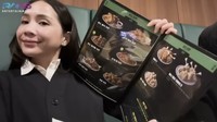 Selanjutnya Nagita juga mampir makan fried chicken ala Korea. Ia pesan fried chicken biasa dan yang kulitnya crispy alias renyah. Foto: YouTube Rans Entertainment
