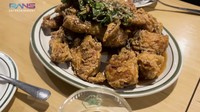 Begini penampakan fried chicken pesanannya dengan topping cabai hijau. Nagita pun memilih makan pakai nasi hangat. Foto: YouTube Rans Entertainment