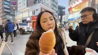 Di kawasan Seoungsu, Nagita bilang ada salt bread favoritnya. Masih hangat, katanya mempromosikan betapa enaknya salt bread favoritnya. Foto: YouTube Rans Entertainment