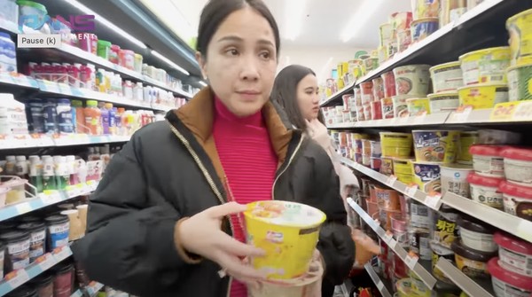 Potret Nagita Slavina Jajan di Korea dengan Wajah Bengkak Usai Perawatan