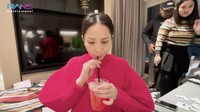 Mencicipi salah satu varian minuman berwarna merah, Nagita kaget karena rasanya sangat manis. Manisnya tuh manis banget, ujarnya. Foto: YouTube Rans Entertainment