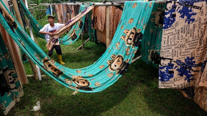 Pekerja menjemur kain pantai di sentra industri rumahan Desa Gadingan, Mojolaban, Kabupaten Sukoharjo, Jawa Tengah, Selasa (14/1/2025). Pemerintah menargetkan ekspor nasional akan tumbuh sebesar 7,1 persen pada tahun 2025 dengan nilai ekspor yang dibidik mencapai sebesar 294,45 miliar dolar AS. ANTARAFOTO/Maulana Surya/rwa.