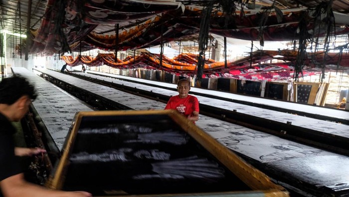 Pekerja menjemur kain pantai di sentra industri rumahan Desa Gadingan, Mojolaban, Kabupaten Sukoharjo,  Jawa Tengah, Selasa (14/1/2025). Pemerintah menargetkan ekspor nasional akan tumbuh sebesar 7,1 persen pada tahun 2025 dengan nilai ekspor yang dibidik mencapai sebesar 294,45 miliar dolar AS. ANTARAFOTO/Maulana Surya/rwa.