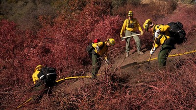 Potret Petugas Damkar Meksiko Bantu Tangani Kebakaran Hutan Los Angeles