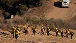 Potret Petugas Damkar Meksiko Bantu Tangani Kebakaran Hutan Los Angeles