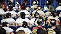 Peserta menghadiri upacara perayaan Hari Kedewasaan di Yokohama, Jepang, Senin (13/1/2025).