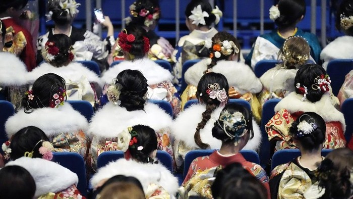 Potret Tradisi yang Paling Ditunggu Gadis-gadis Jepang Kimono-clad women celebrate the Coming-of-Age Day, a centuries-old tradition and national holiday celebrating the milestone from child to adult, in Yokohama near Tokyo, Monday, Jan. 13, 2025. (AP Photo/Eugene Hoshiko)