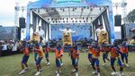 Momen Menko Pangan - Mendes Naik Sisingaan di Hari Desa