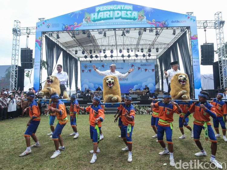 Momen Menko Pangan - Mendes Naik Sisingaan di Hari Desa