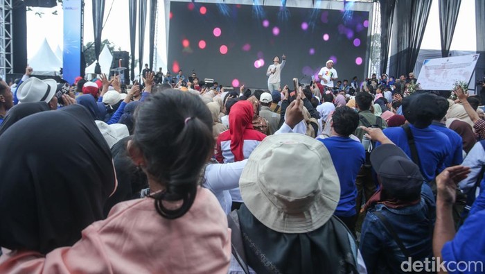 Potret Warga Subang Ramaikan Hari Desa Perdana Peringatan Hari Desa digelar di Desa Cisaat, Kecamatan Ciater, Kabupaten Subang, Jawa Barat, hari ini. Warga antusias ikut meramaikan acara tersebut.