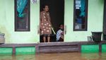 Potret Nyantai Warga Hadapi Banjir Rob di Pontianak