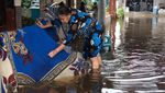 Potret Nyantai Warga Hadapi Banjir Rob di Pontianak
