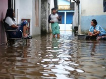 Potret Nyantai Warga Hadapi Banjir Rob di Pontianak