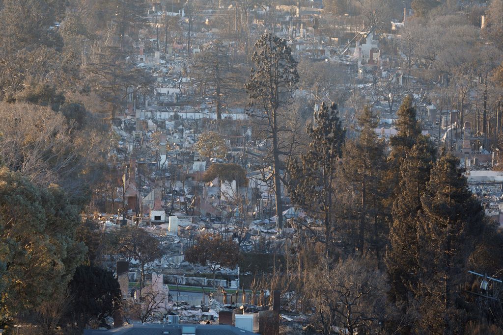 Properti yang terbakar setelah Kebakaran Palisades di lingkungan Pacific Palisades di Los Angeles, California, AS, 13 Januari 2025. (REUTERS/Mike Blake)