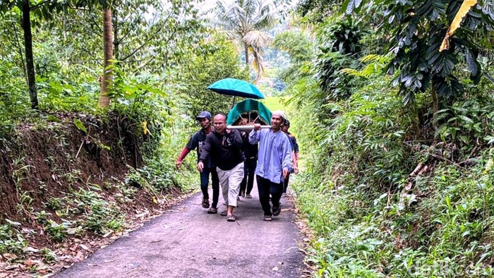 Proses pemakaman Dedeh, korban penyiraman air keras oleh suami