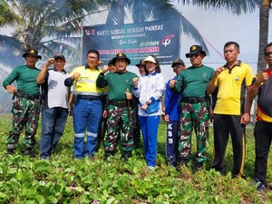 Komitmen BSI dan Puslatpurmar 07 Lampon Banyuwangi Jaga Kebersihan Pantai
