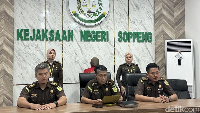 Kasi Intel Kejari Soppeng Rekafit M (tengah) saat merilis kasus korupsi dengan modus kredit usaha.
