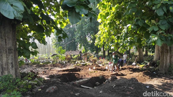 Relokasi makam di Blitar.