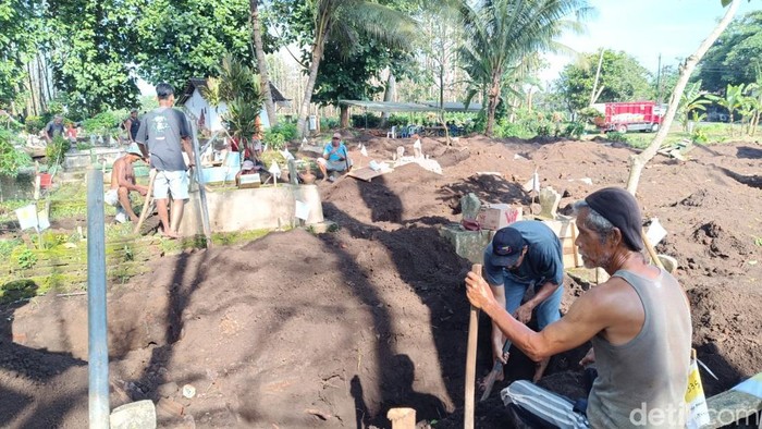 Relokasi makam di Blitar.