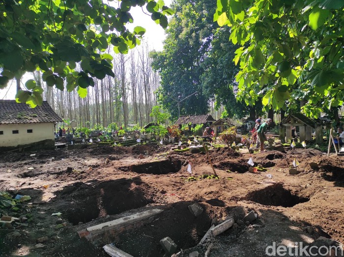 Relokasi makam di Blitar