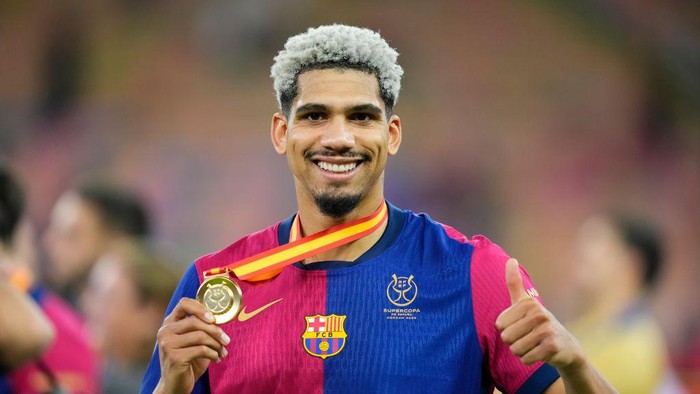 Ronald Araujo centre-back of Barcelona and Uruguay celebrates the victory after winning the Spanish Super Cup final match between Real Madrid and FC Barcelona at King Abdullah Sports City on January 12, 2025 in Jeddah, Saudi Arabia. (Photo by Jose Breton/Pics Action/NurPhoto via Getty Images)