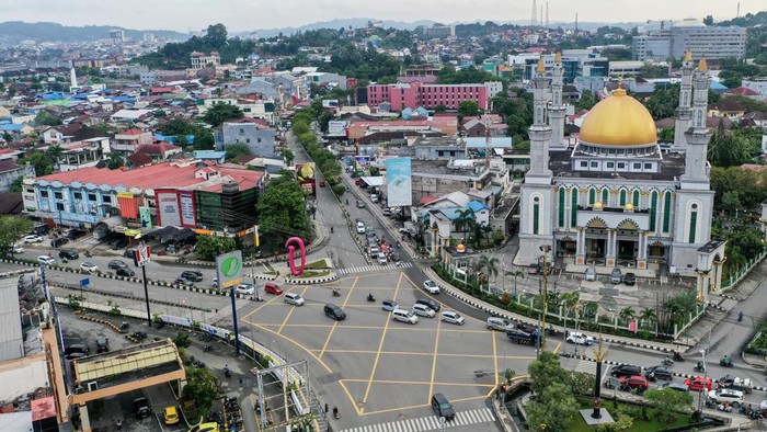 Foto udara sejumlah pengendara kendaraan bermotor melintasi Yellow Box Junction atau kotak marka kuning di persimpangan jalan Lembuswana, Samarinda, Kalimantan Timur, Senin (13/1/2025). Dinas Perhubungan (Dishub) Samarinda menerapkan kotak marka kuning di dua titik strategis di Samarinda yang berfungsi untuk mengatasi kemacetan di titik-titik rawan padat kendaraan bermotor. ANTARA FOTO/M Risyal Hidayat/nz