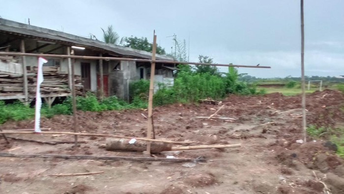 Segel proyek galian tanah milik perusahaan tambang di Desa Mekarsari, Lebak, Banten, dicopot orang tak dikenal (OTK).