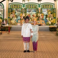 Di akad nikahnya, Erlangga tampil mengenakan busana adat berwarna putih dipadukan dengan kain berwarna keunguan seperti yang dikenakan oleh Sekar. Pakaian tersebut dilengkapi dengan penutup kepala berwarna hitam dengan aksen keemasan. Melengkapi penampilannya, Erlangga juga mengenakan aksesori seperti kalung berwarna emas. Foto: Instagram/@sekar.tandjung