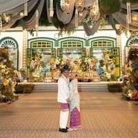 Sementara Sekar tampil dalam balutan kebaya berwarna hijau mint tersebut dipadukan dengan kain berwarna keunguan, seperti yang dikenakan Erlangga. Melengkapi penampilannya, Sekar mengenakan headpiece berwarna emas khas pengantin wanita Sibolga, Sumatera Utara. Foto: Instagram/@sekar.tandjung