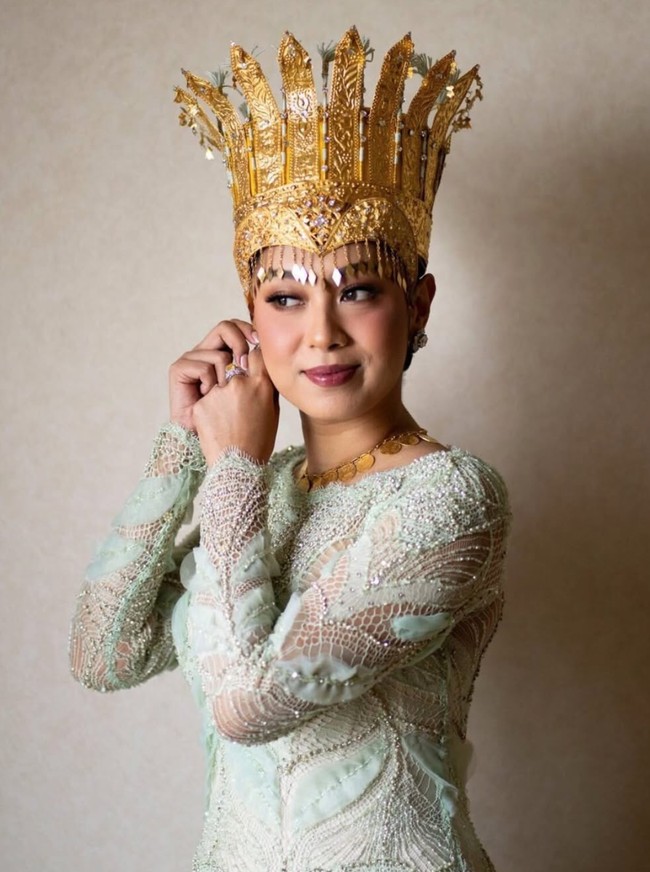 Penampilan Sekar kian memukau dengan riasan natural glam hasil tangan MUA Archangela Chelsea. Eyeshadow bernuansa coklat keemasan dipadukan dengan blush on pink dan lipstik pink keunguan membuat penampilan Sekar terlihat fresh dan menawan. Foto: Instagram/@sekar.tandjung