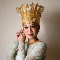 Penampilan Sekar kian memukau dengan riasan natural glam hasil tangan MUA Archangela Chelsea. Eyeshadow bernuansa coklat keemasan dipadukan dengan blush on pink dan lipstik pink keunguan membuat penampilan Sekar terlihat fresh dan menawan. Foto: Instagram/@sekar.tandjung