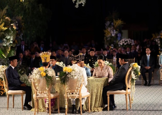Jokowi dan Prabowo Subianto juga turut hadir sebagai saksi di pernikahan Sekar dan Erlangga. Terlihat Jokowi dan Prabowo yang kompak mengenakan setelan jas hitam lengkap dengan kopiah di kepala mereka. Foto: Instagram/@sekar.tandjung