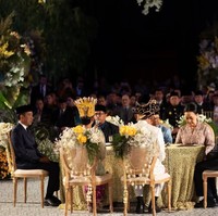 Jokowi dan Prabowo Subianto juga turut hadir sebagai saksi di pernikahan Sekar dan Erlangga. Terlihat Jokowi dan Prabowo yang kompak mengenakan setelan jas hitam lengkap dengan kopiah di kepala mereka. Foto: Instagram/@sekar.tandjung