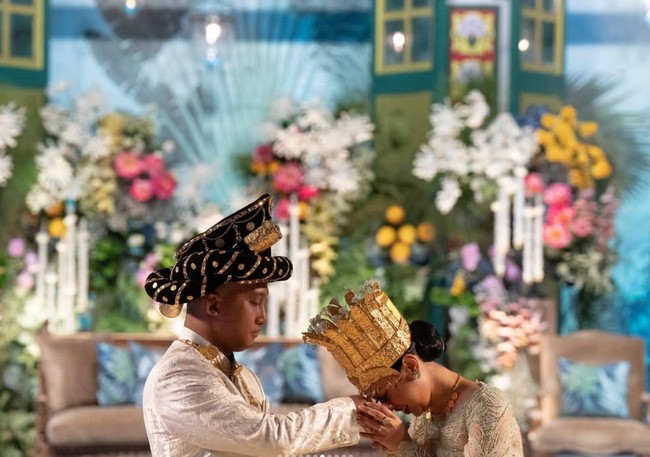 Dalam unggahan Instagram Story miliknya Sekar mengaku senang karena bisa menikah menggunakan adat dari tempat kelahiran ayahnya. Senang sekali bisa melangsungkan akad nikah mengenakan busana adat dari tanah kelahiran ayah kami, yakni Kota Sibolga, Sumatra Utara, tulis Sekar. Foto: Instagram/@sekar.tandjung