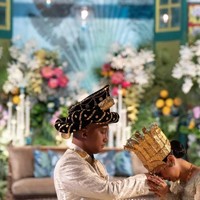 Dalam unggahan Instagram Story miliknya Sekar mengaku senang karena bisa menikah menggunakan adat dari tempat kelahiran ayahnya. Senang sekali bisa melangsungkan akad nikah mengenakan busana adat dari tanah kelahiran ayah kami, yakni Kota Sibolga, Sumatra Utara, tulis Sekar. Foto: Instagram/@sekar.tandjung