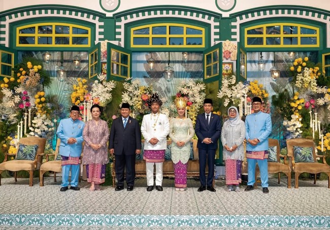 Potret Erlangga dan Sekar bersama kedua orangtua dan para saksi di pernikahannya. Terlihat ayah Erlangga dan Sekar yang kompak kenakan busana berwarna biru muda. Foto: Instagram/@sekar.tandjung