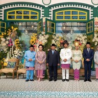 Potret Erlangga dan Sekar bersama kedua orangtua dan para saksi di pernikahannya. Terlihat ayah Erlangga dan Sekar yang kompak kenakan busana berwarna biru muda. Foto: Instagram/@sekar.tandjung