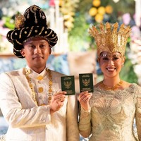 Sekar Tandjung, putri keempat Akbar Tandjung baru saja resmi menikah dengan Erlangga Marthanegara pada Minggu (12/1/2025) di Jakarta Convention Center. Uniknya Sekar dan Erlangga tampak mengenakan busana pengantin dari tanah kelahiran ayahnya, yakni kota Sibolga, Sumatera Utara. Foto: Instagram/@sekar.tandjung