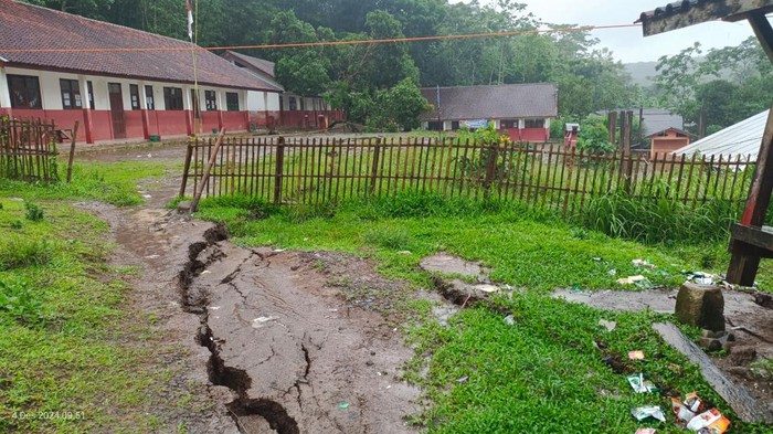 Sekolah rusak akibat pergerakan tanah