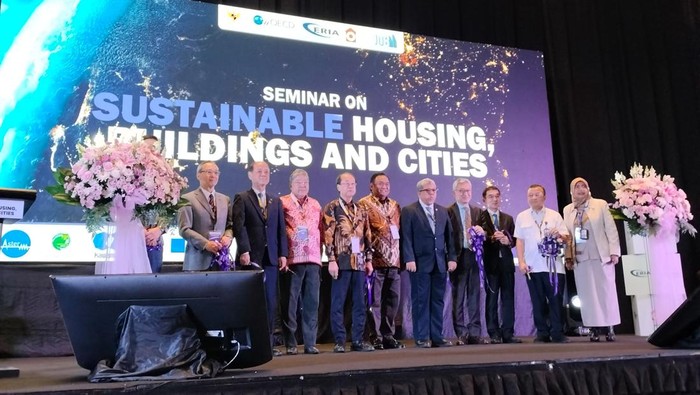 Seminar internasional bertajuk Sustainable Housing, Building and Cities in Indonesian.