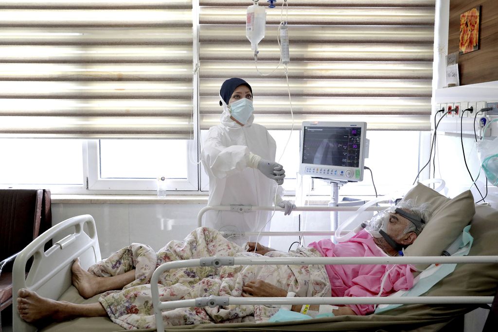 Seorang perawat merawat pasien di Rumah Sakit Shohadaye Tajrish di Teheran, Iran, Minggu, 18 April 2021. (AP Photo/Ebrahim Noroozi/File Foto)