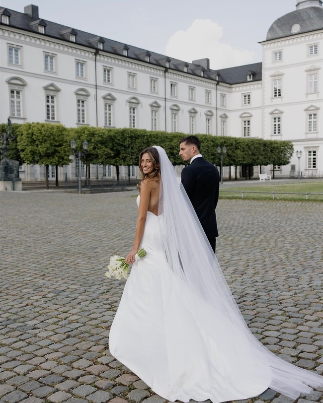 Kai Havertz meikah dengan Sophia yang sudah dikencaninya sejak 2018 pada Juli 2024. Dilaporkan mereka adalah childhood sweetheart yang tumbuh di lingkungan yang sama. Keduanya resmi jadi pasangan suami istri setelah setahun bertunangan . Foto: Instagram @sophiaemelia
