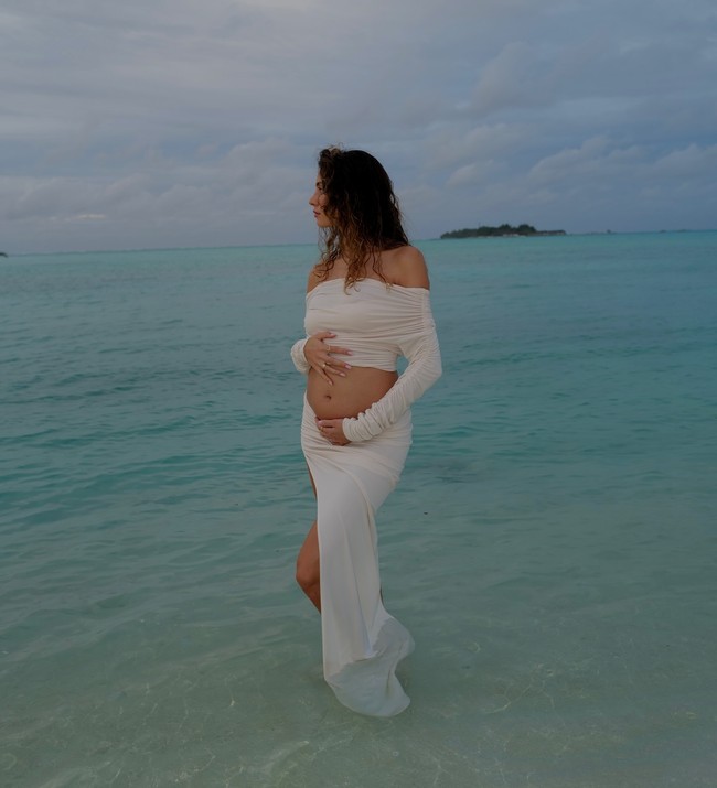 Sophia pun mengecam kepada orang-orang yang mengirimi komentar jahat. “Untuk siapapun yang berpikir bahwa boleh menulis sesuatu seperti ini, ini sangat mengejutkan bagiku. Aku harap kamu malu dengan dirimu sendiri. Aku tidak tahu harus berkata apa tapi tolong bersikap hormat. Kita lebih baik daripada ini,” tulis Sophia. Foto: Instagram @sophiaemelia