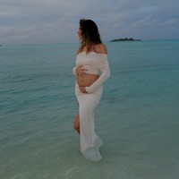 Sophia pun mengecam kepada orang-orang yang mengirimi komentar jahat. “Untuk siapapun yang berpikir bahwa boleh menulis sesuatu seperti ini, ini sangat mengejutkan bagiku. Aku harap kamu malu dengan dirimu sendiri. Aku tidak tahu harus berkata apa tapi tolong bersikap hormat. Kita lebih baik daripada ini,” tulis Sophia. Foto: Instagram @sophiaemelia