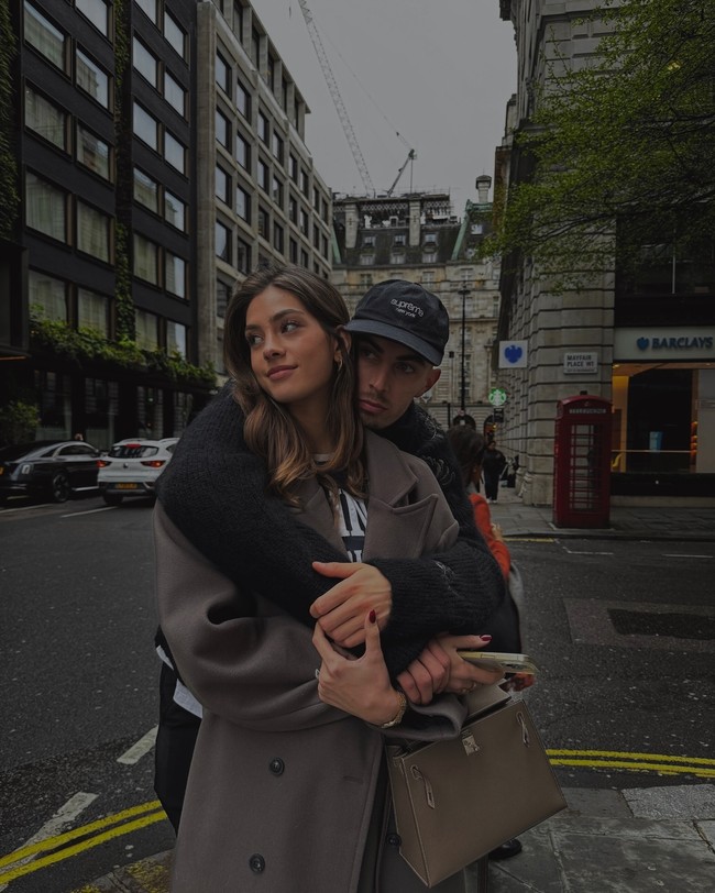 Dalam postingannya baru-baru ini, wanita yang menikah dengan Kai Havertz tahun lalu tersebut mengunggah curhatannya. Dalam postingan Insta Story, Sophia mengungkap komentar-komentar tidak menyenangkan bahkan mengancam dari penggemar bola. Foto: Instagram @sophiaemelia