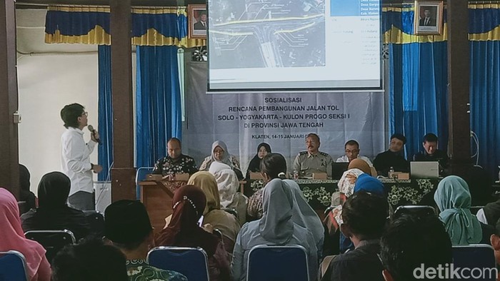 Sosialisasi pelebaran jalan untuk pendukung Tol Jogja-Solo di Gergunung, Klaten, Selasa (14/1/2025) siang.