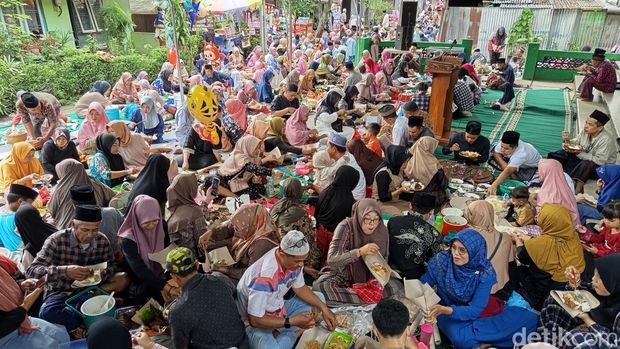 Suasana makan bersama  acara nyadran di Dusun Sorobayan, Desa Banyuurip, Kecamatan Tegalrejo, Kabupaten Magelang, Selasa (14/1/2025).