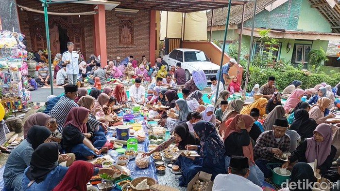Suasana makan bersama  acara nyadran di Dusun Sorobayan, Desa Banyuurip, Kecamatan Tegalrejo, Kabupaten Magelang, Selasa (14/1/2025).