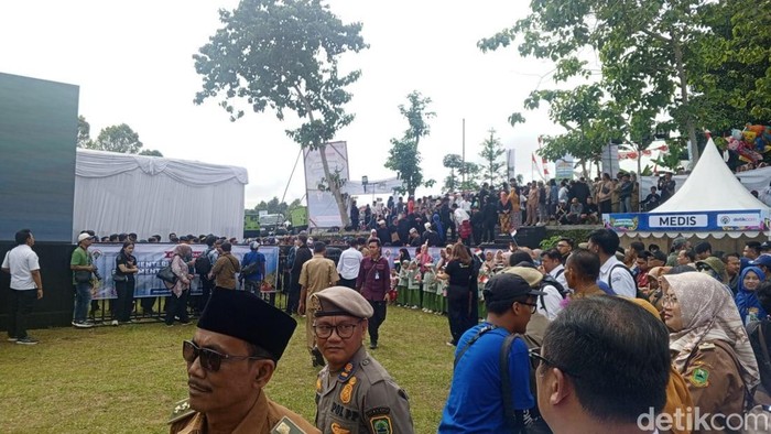 Suasana Peringatan Hari Desa di Lapangan Desa Cisaat, Kabupaten Subang, Selasa (14/1/2025).