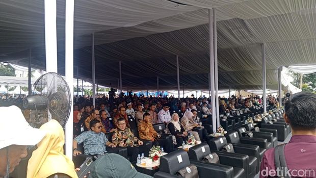 Suasana Peringatan Hari Desa di Lapangan Desa Cisaat, Kabupaten Subang, Selasa (14/1/2025).
